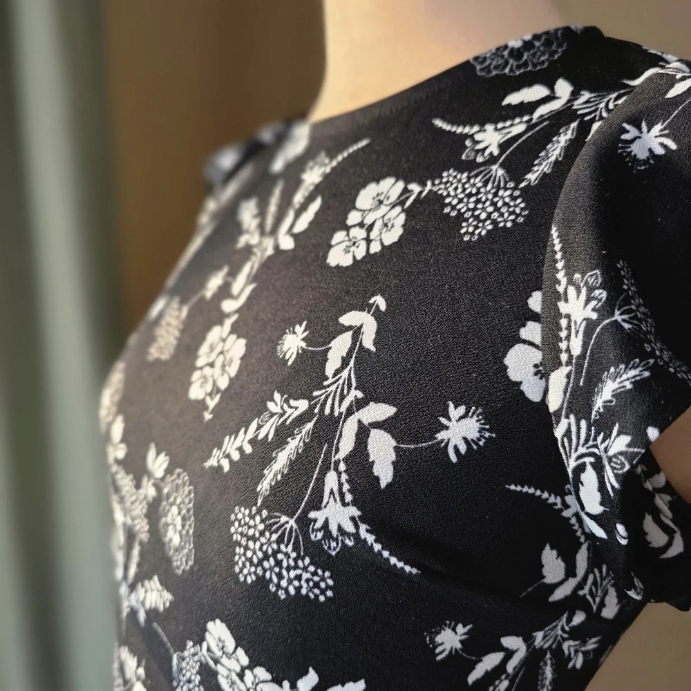 Xhilaration Black & White Floral Flutter Sleeve Dress (Medium) - Picture 3 of 9